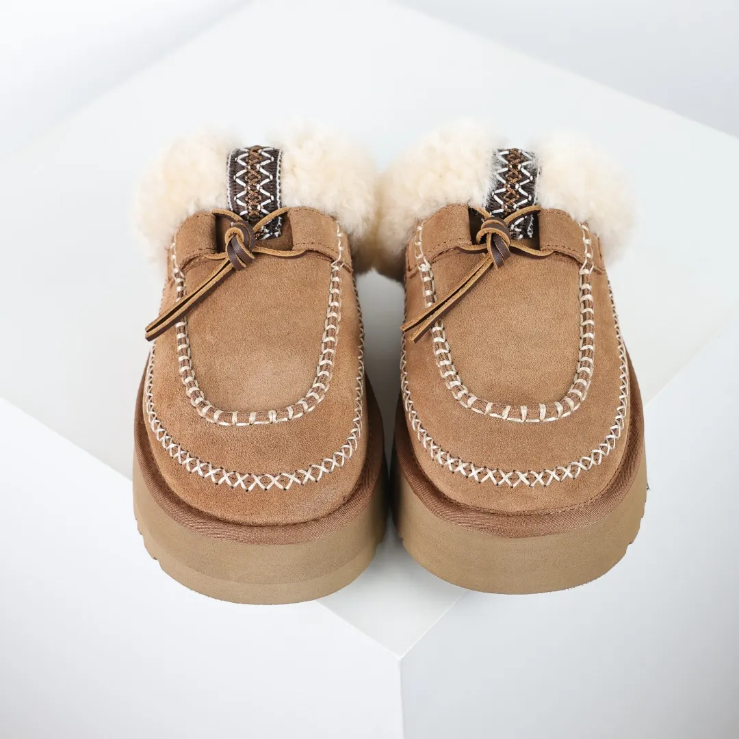 Pick up locally 💰580 Core recommendation with good price It is a very suitable choice for keeping warm in winter and at home. In the new year, uug has launched a series of styles, which are partial to the preferences of young consumers and have also moved to the forefront of fashion trends. Shoe body material Water-repellent coated suede upper 17mm UGGPURE™ implanted wool insole Lightweight non-slip comfortable rubber outsole With brand LOGO trademark Comes with a full set of packaging Size: 35 36 37 38 39 40
